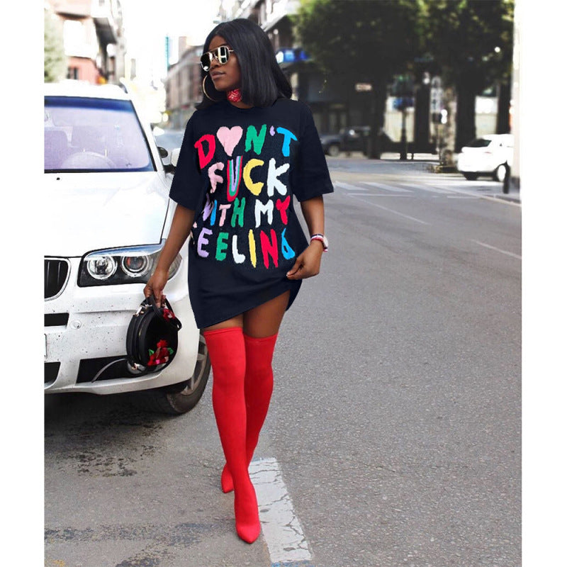 Camiseta larga informal con letras en contraste multicolor para mujer
