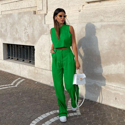 Conjunto de top corto informal sin mangas y pantalones acampanados de color liso para mujer