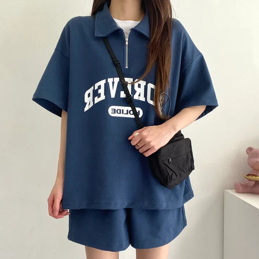 Conjunto de dos piezas de camiseta de manga corta con solapa y cremallera y estampado de letras para mujer