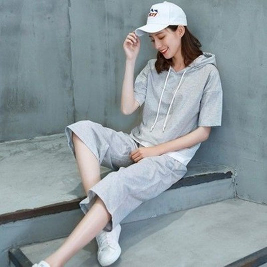 Conjunto deportivo informal de dos piezas con capucha y pantalones de manga corta para mujer