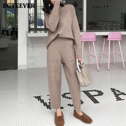 Conjunto de dos piezas de top y pantalón de punto de manga larga con cuello redondo y color liso para mujer