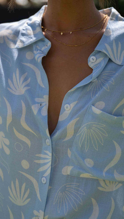 Conjunto de blusa y pantalones cortos de manga media con estampado de solapa informal para vacaciones de verano para mujer