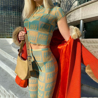 Conjunto de camiseta informal de manga corta con estampado gráfico y pantalones ajustados de malla transparente para mujer