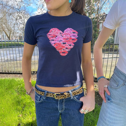 Camiseta informal de manga corta ajustada con estampado de labios y corazón para mujer
