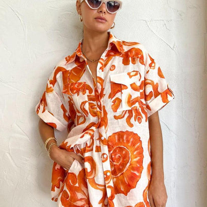 Conjunto de dos piezas de camisa y pantalones cortos de manga corta con estampado gráfico informal a la moda para mujer