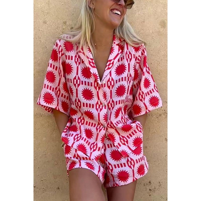 Conjunto de dos piezas de top y pantalones cortos de manga corta con solapa y botones estampados gráficos informales a la moda para mujer