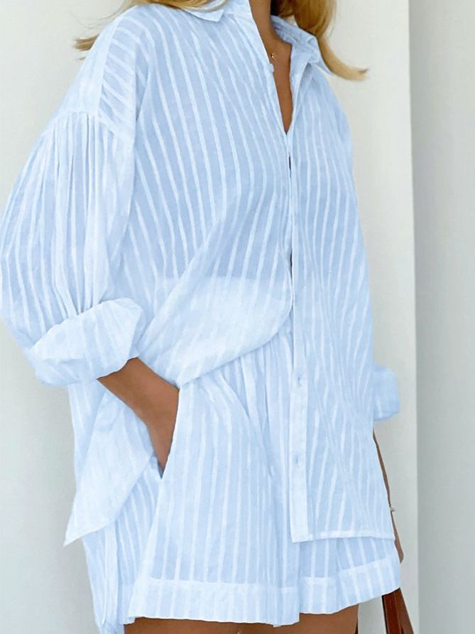 Conjunto de dos piezas de camisa y pantalones cortos de manga larga a rayas informales a la moda para mujer