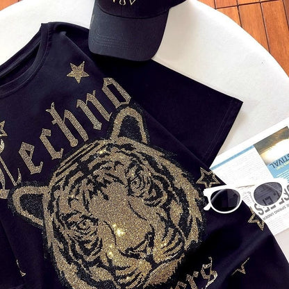 Camiseta informal de manga corta con cuello redondo y estampado de letras de tigre y diamantes de imitación para mujer
