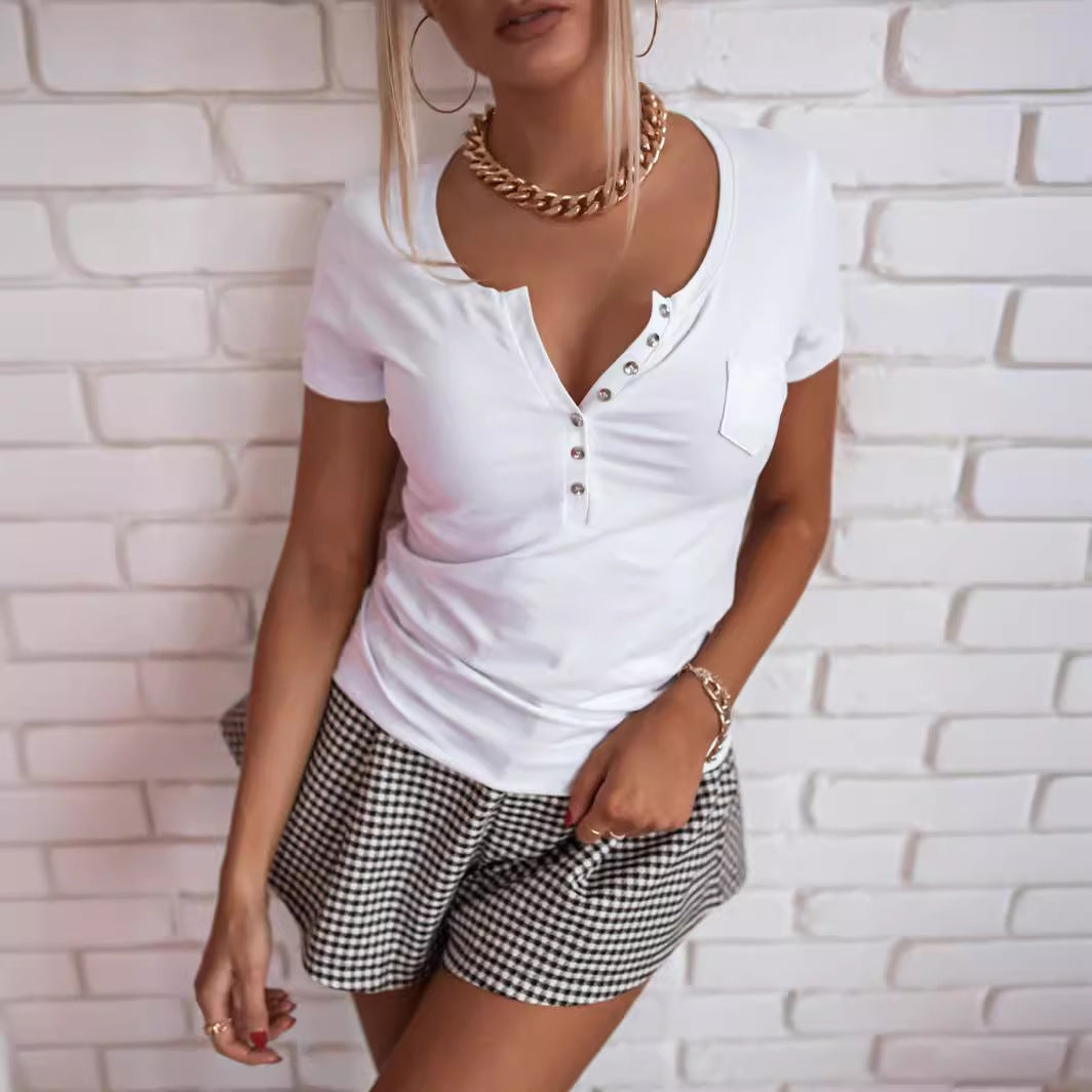 Camiseta informal de manga corta ajustada con cuello en V y botones para mujer