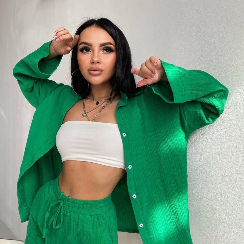 Conjunto de dos piezas de camisa y pantalones cortos de manga larga de color liso informal para mujer