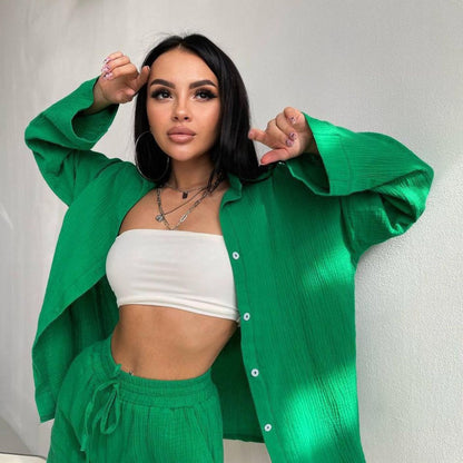 Conjunto de dos piezas de camisa y pantalones cortos de manga larga de color liso informal para mujer