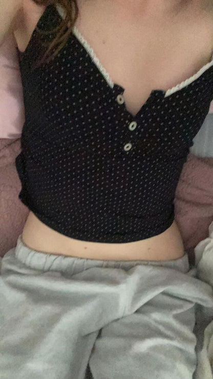 Conjunto de dos piezas de camisola corta, pantalones cortos y top de color liso informal a la moda para mujer