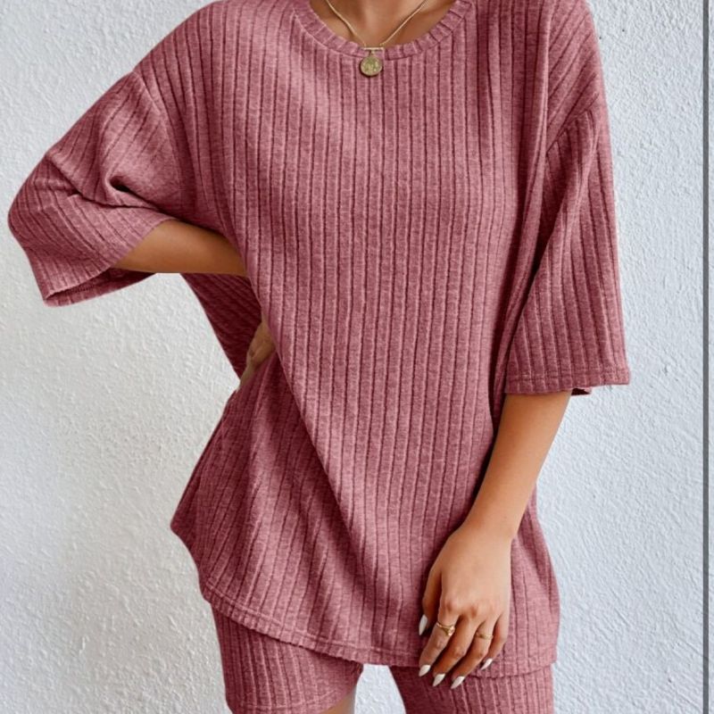 Conjunto de dos piezas de top y pantalones cortos de manga corta de punto acanalado de color liso informal para mujer