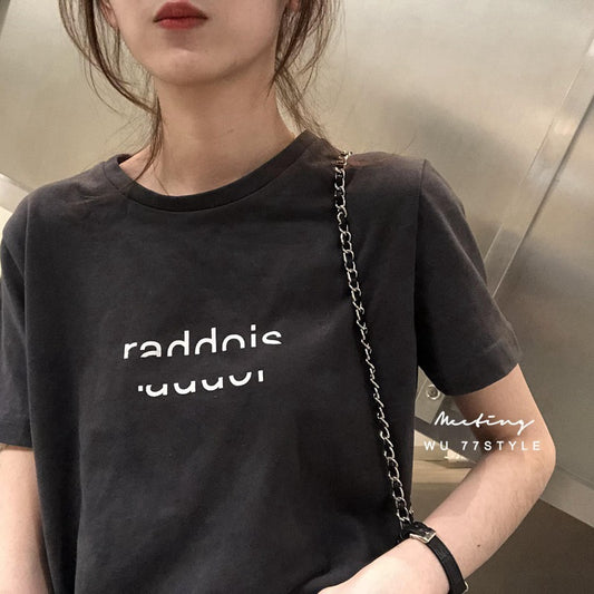 Camiseta informal de manga corta con cuello redondo y estampado de letras en color liso para mujer