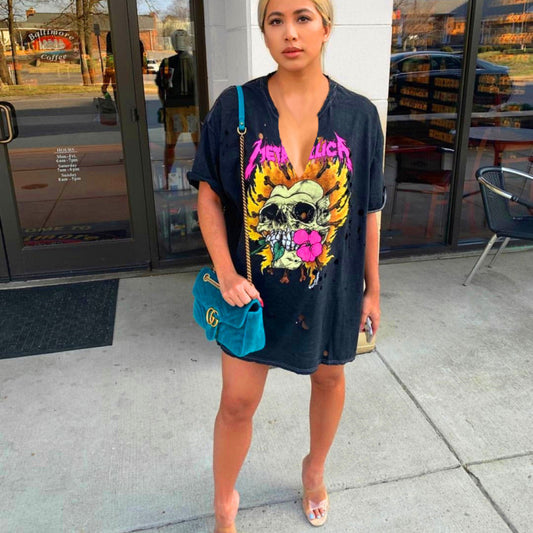 Camiseta informal de manga corta con abertura lateral y estampado gráfico atrevido para mujer