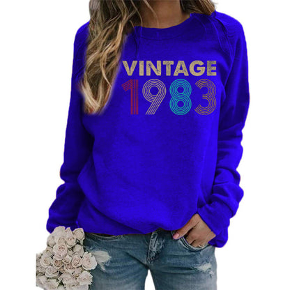 Suéter informal holgado de manga larga con cuello redondo y estampado de letras 1983 para mujer