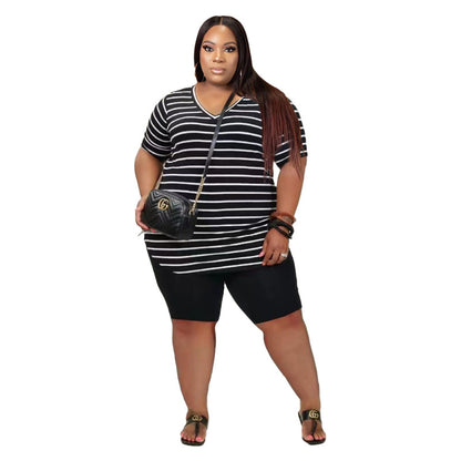 Conjunto de dos piezas de camiseta y pantalones cortos de manga corta con cuello en V y rayas informales para mujer de talla grande