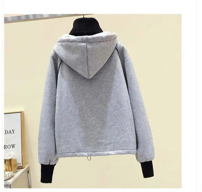 Sudadera con capucha de cuello alto y parches con estampado digital informal a la moda para mujer