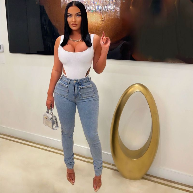 Vaqueros ajustados con adornos de perlas y rotos para mujer