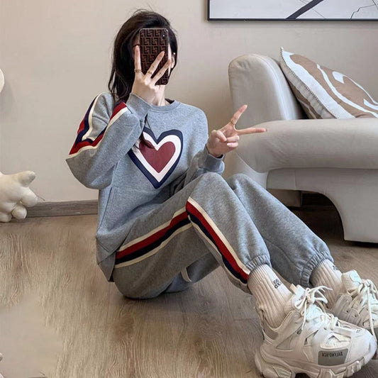 Conjunto deportivo de dos piezas con sudadera y pantalones ajustados con estampado de amor informal a la moda para mujer