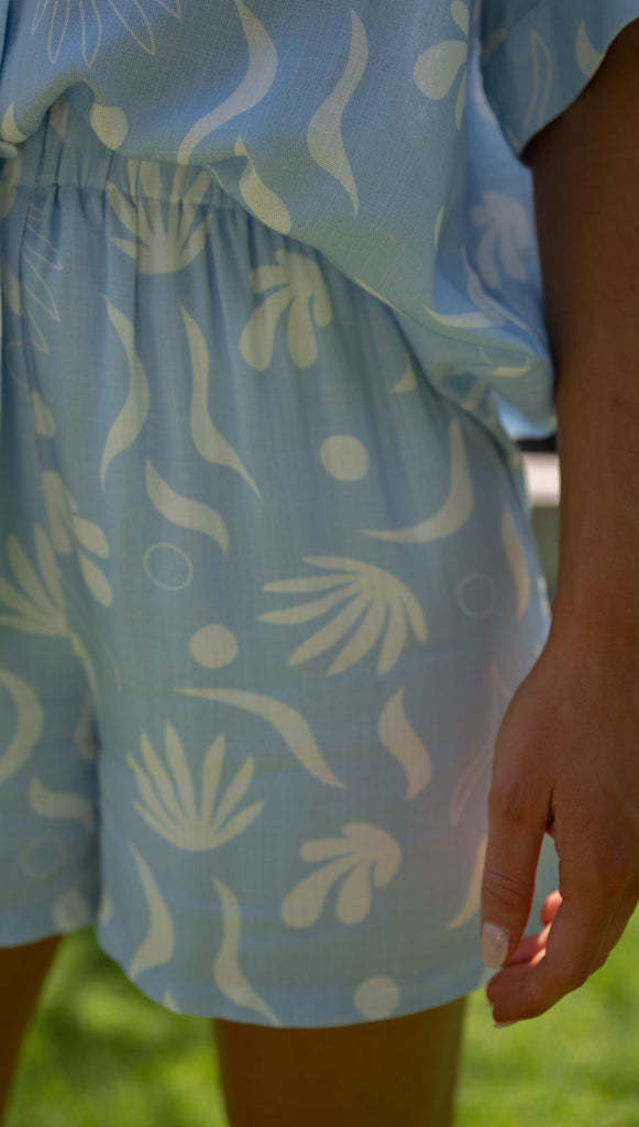Conjunto de blusa y pantalones cortos de manga media con estampado de solapa informal para vacaciones de verano para mujer
