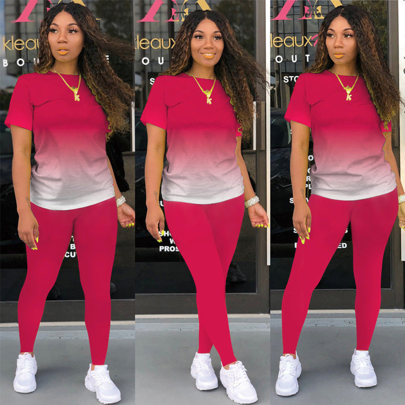 Conjunto deportivo informal de dos piezas para mujer, con top de manga corta y cuello redondo, degradado y pantalones lisos.
