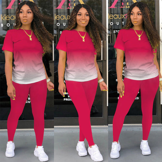 Conjunto deportivo informal de dos piezas para mujer, con top de manga corta y cuello redondo, degradado y pantalones lisos.