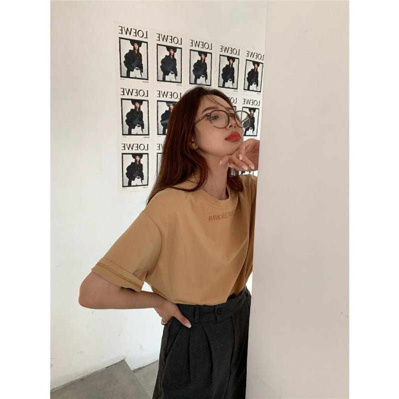 Camiseta informal de manga corta con cuello redondo y estampado de letras en color liso para mujer