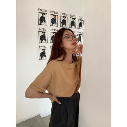 Camiseta informal de manga corta con cuello redondo y estampado de letras en color liso para mujer