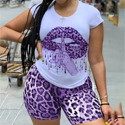 Conjunto de dos piezas de top y pantalones cortos de leopardo con cuello redondo y mangas cortas con estampado de labios para mujer de talla grande
