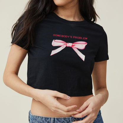 Camiseta corta de manga corta con cuello redondo y estampado de lazo informal de verano para mujer