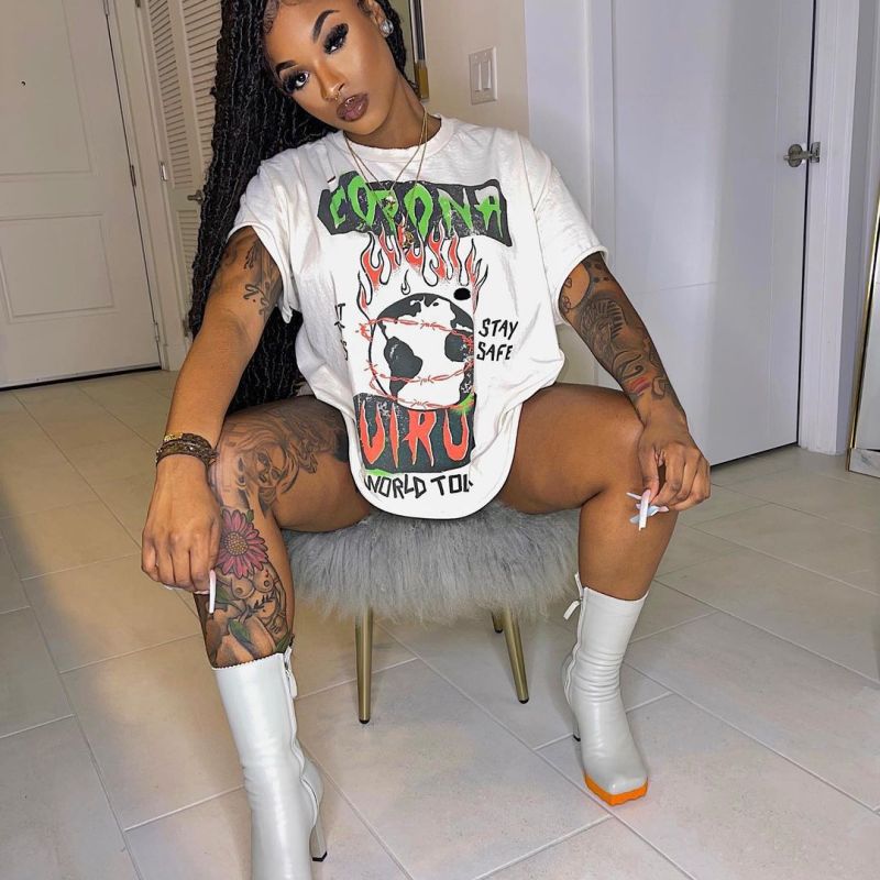 Camiseta informal de manga corta con cuello redondo y estampado de letras atrevidas para mujer