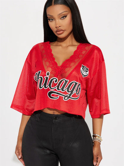 Camiseta informal holgada de manga corta con cuello en V y estampado de letras con costuras de encaje para mujer