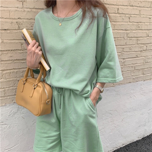 Conjunto deportivo informal de manga corta con cuello redondo y pantalones cortos de color liso para mujer