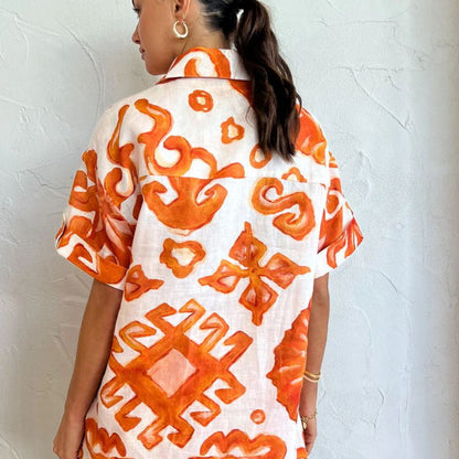 Conjunto de dos piezas de camisa y pantalones cortos de manga corta con estampado gráfico informal a la moda para mujer