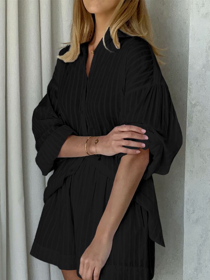 Conjunto de dos piezas de camisa y pantalones cortos de manga larga a rayas informales a la moda para mujer