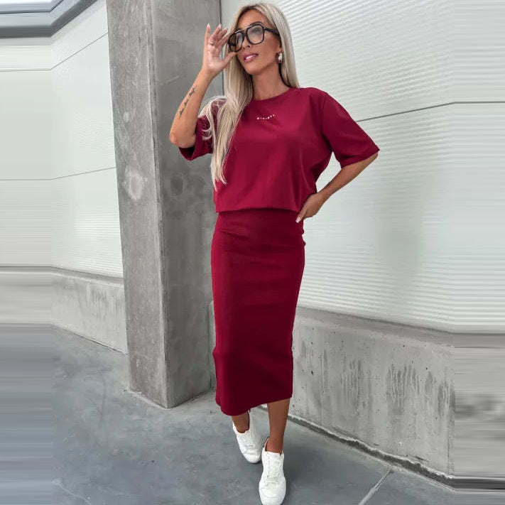 Conjunto de dos piezas formado por top y falda, manga corta, cuello redondo y color liso, informal, a la moda para mujer