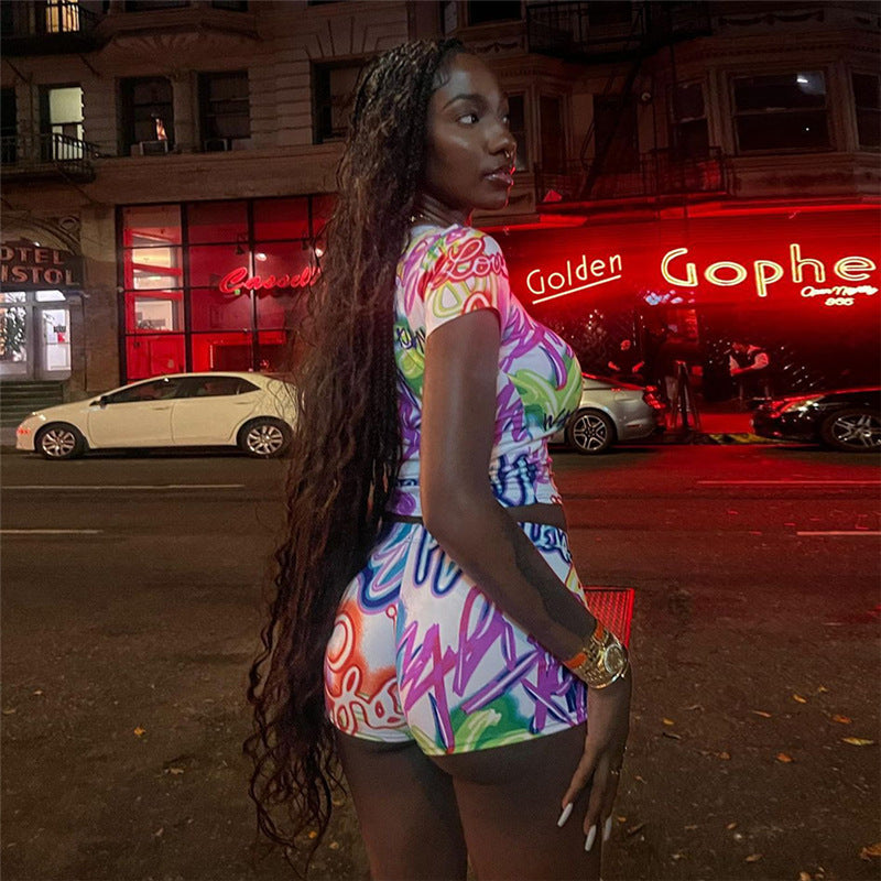 Conjunto informal de camiseta de manga corta con estampado gráfico y pantalones cortos ajustados de cintura alta para mujer, moda de verano y primavera