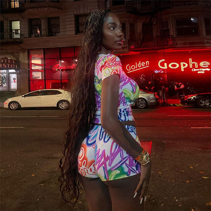 Conjunto informal de camiseta de manga corta con estampado gráfico y pantalones cortos ajustados de cintura alta para mujer, moda de verano y primavera