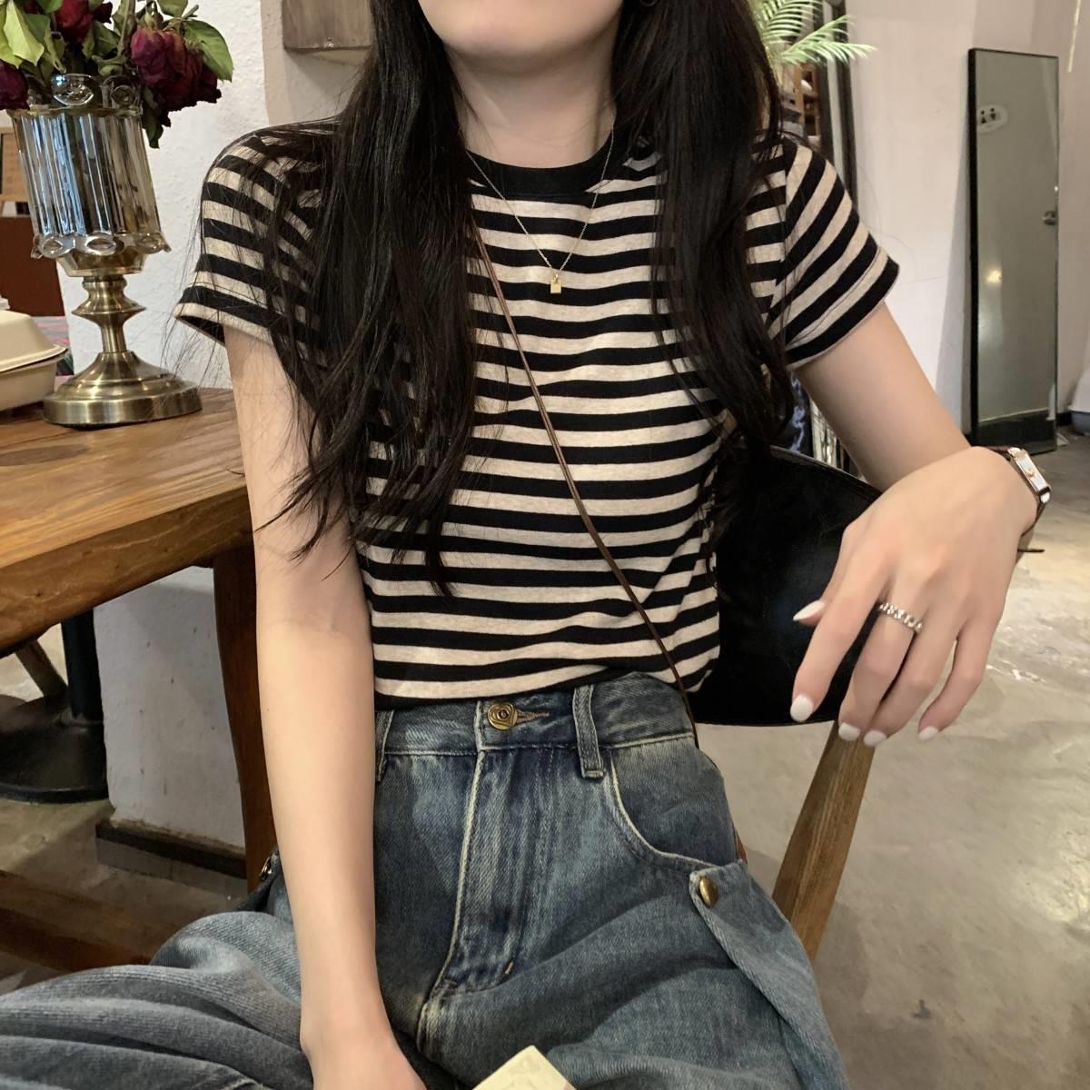 Camiseta informal de verano para mujer con estampado de rayas, cuello redondo y manga corta