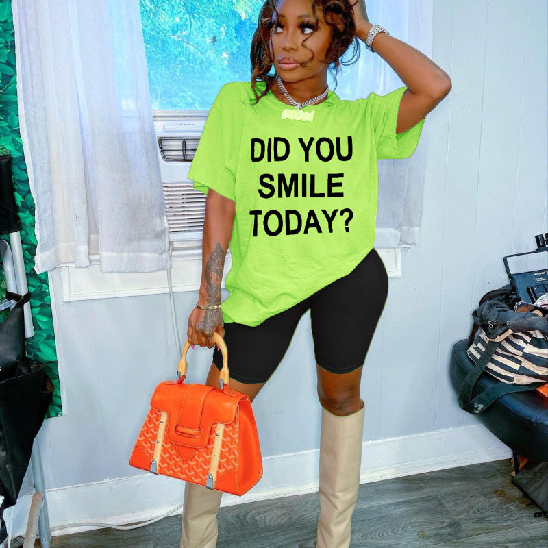 Conjunto de camiseta holgada de manga corta con estampado de letras y leggings cortos de color liso para mujer