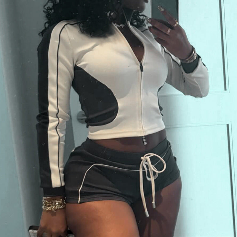 Conjunto de dos piezas formado por top y pantalón corto, manga larga y cuello informal, a la moda para mujer