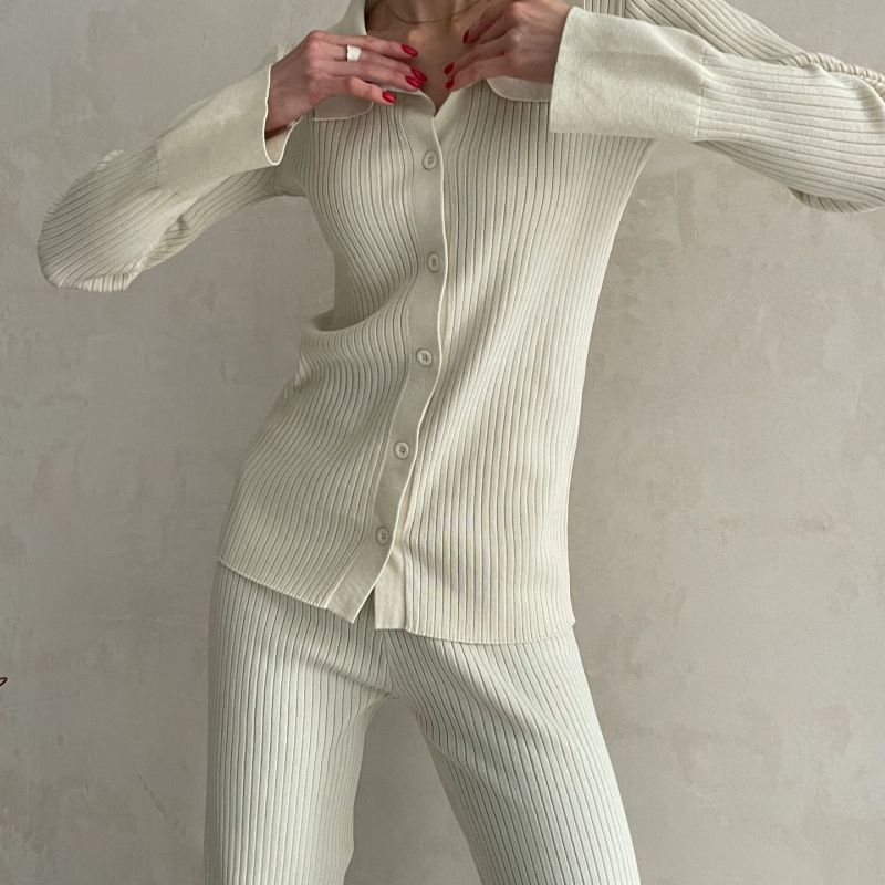 Conjunto de top y pantalón de manga larga con botonadura sencilla de punto de color liso informal para mujer