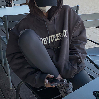 Sudadera con capucha de manga larga con bolsillos y letras para mujer, estilo informal, holgada, para otoño e invierno.