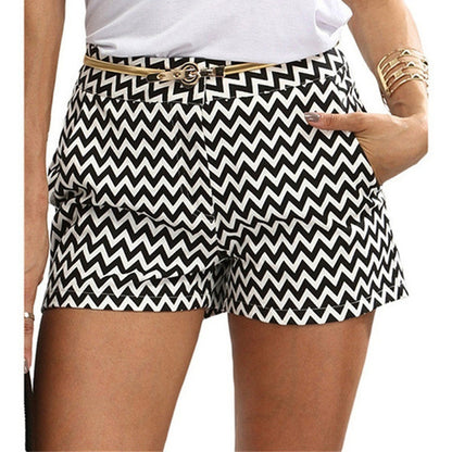 Women Casual Black White Wavy Stripe Mid-Waist Beltless Shorts