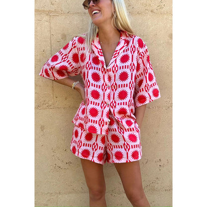 Conjunto de dos piezas de top y pantalones cortos de manga corta con solapa y botones estampados gráficos informales a la moda para mujer