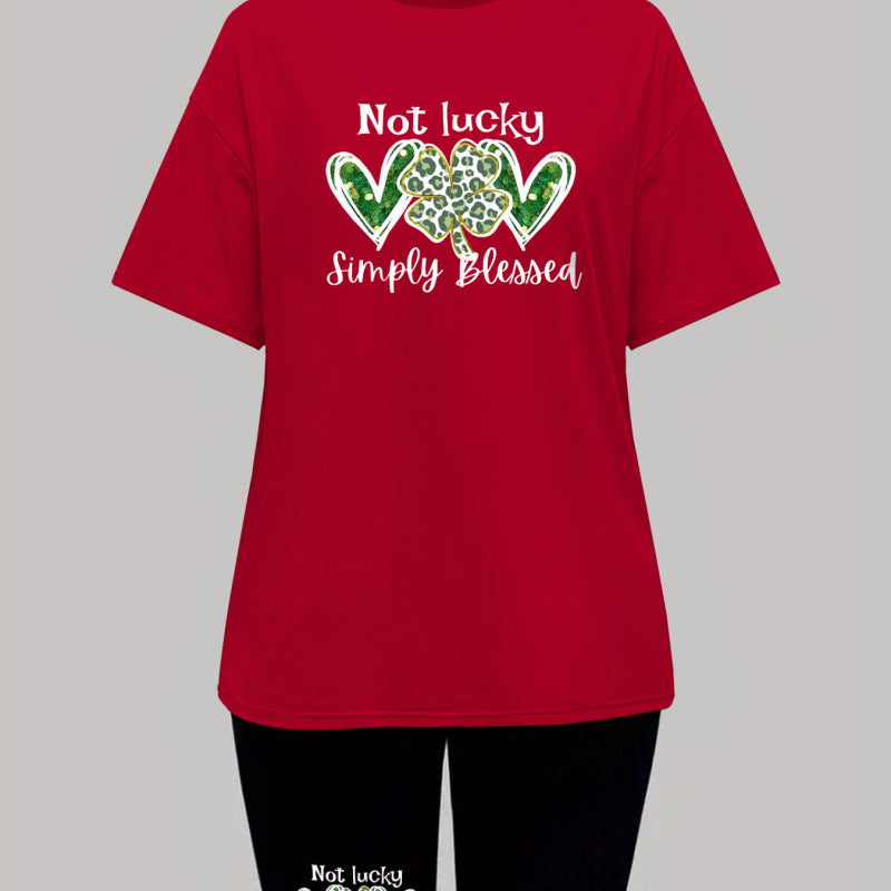 Conjunto de dos piezas de camiseta y pantalones cortos de manga corta con estampado de letras de San Patricio y corazón para mujer
