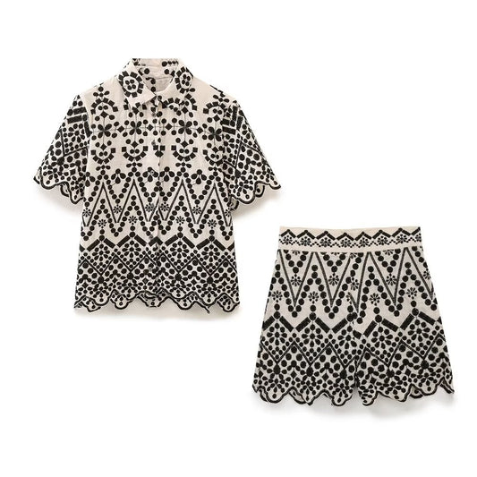 Conjunto de dos piezas de blusa y pantalones cortos de cintura alta con solapa bordada y contraste de colores para mujer
