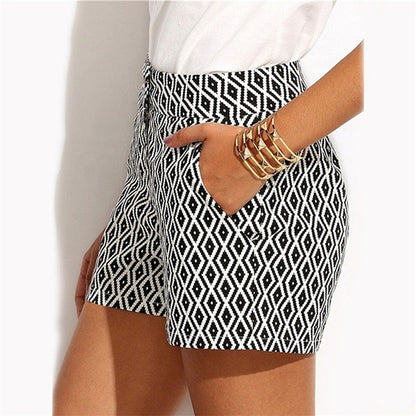 Women Casual Black White Wavy Stripe Mid-Waist Beltless Shorts