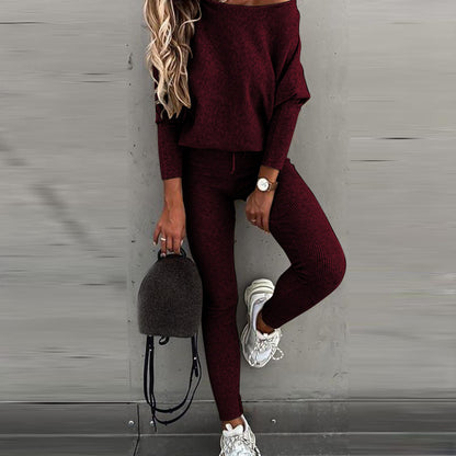 Conjunto de dos piezas formado por top y pantalón ajustado, manga larga, hombros descubiertos, color liso, informal, a la moda para mujer